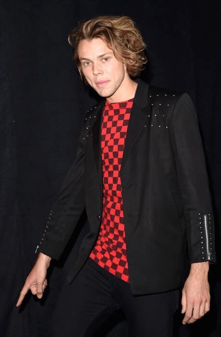 Ashton Irwin Height, Weight, Age, Girlfriend, Family, Facts, Biography