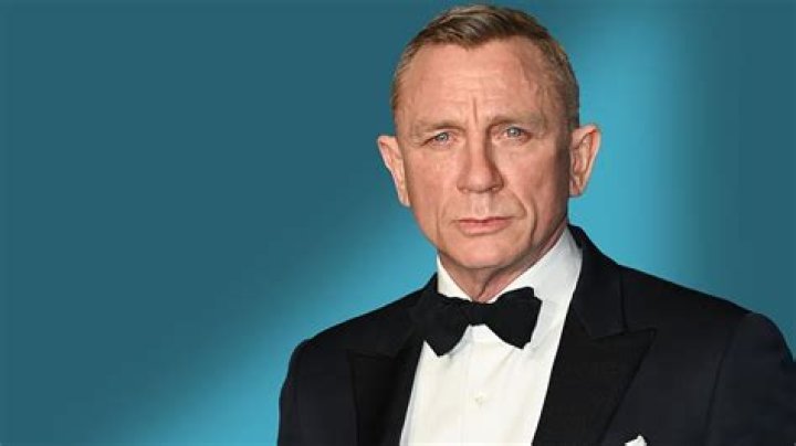 Is Daniel Craig a Pilot?
