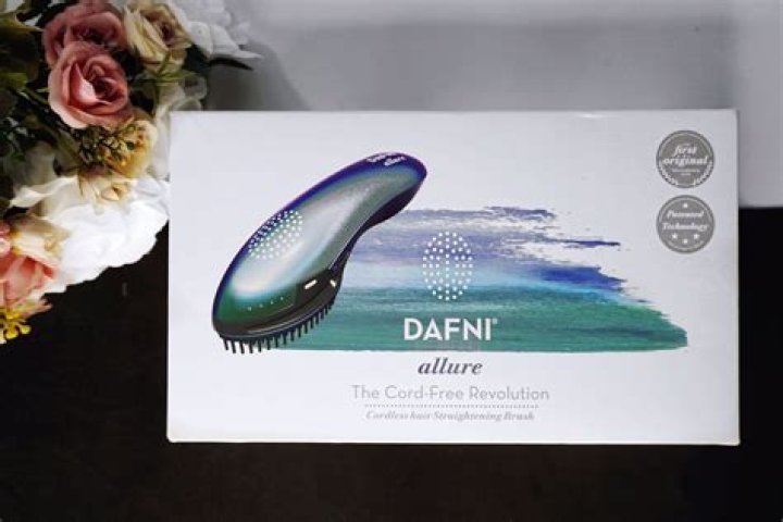 This DAFNI Allure Straightening Brush Is the Perfect Gift for Anyone Who's Always on the Go